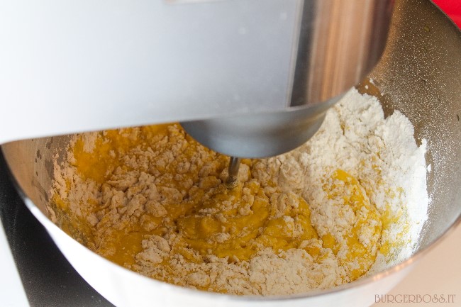 Challah Bun, dalla tradizione ebraica un morbido panino per hamburger Challah Bun, dalla tradizione ebraica un morbido panino per hamburger