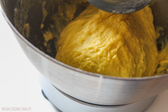 Challah Bun, dalla tradizione ebraica un morbido panino per hamburger Challah Bun, dalla tradizione ebraica un morbido panino per hamburger