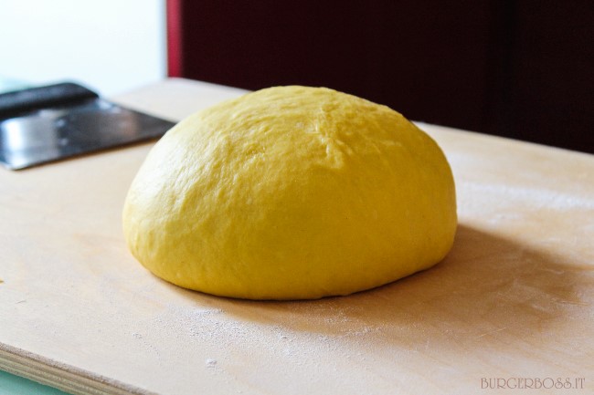 Challah Bun, dalla tradizione ebraica un morbido panino per hamburger Challah Bun, dalla tradizione ebraica un morbido panino per hamburger