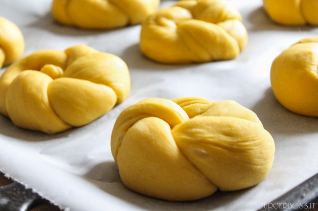 Challah Bun, dalla tradizione ebraica un morbido panino per hamburger Challah Bun, dalla tradizione ebraica un morbido panino per hamburger
