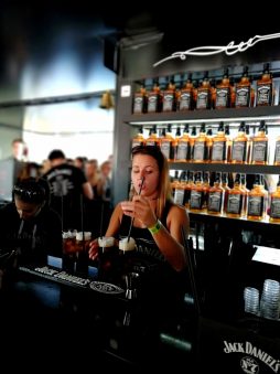 burgerfest-2018-jackdaniels-bartender
