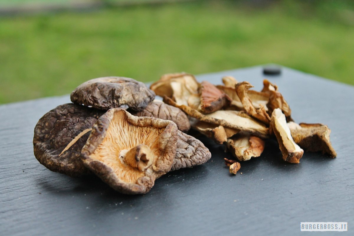 Funghi shiitake e funghi porcini